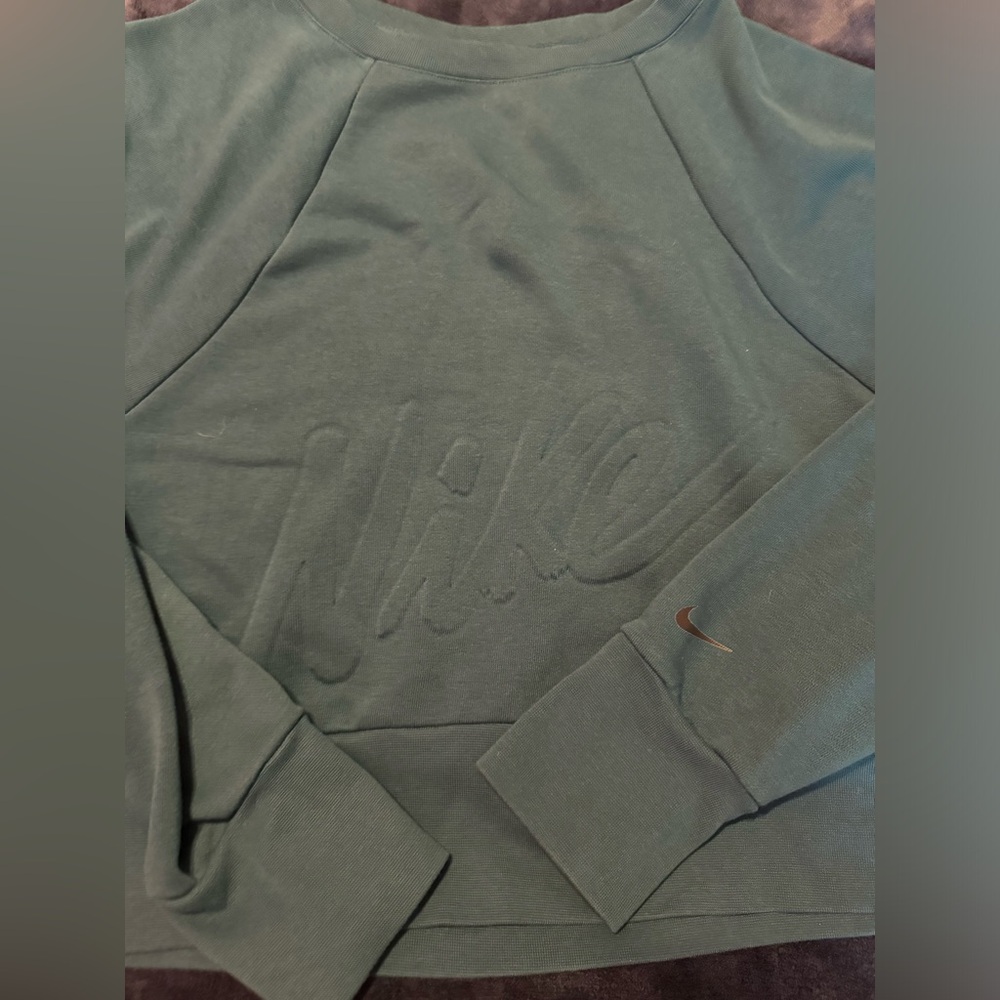 green cropped wide fit nike crew neck